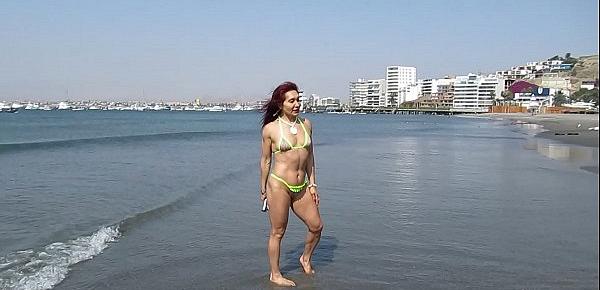  LA DIOSA MILF CACHONDA  CORRE EN LA PLAYA EN HILO DENTAL